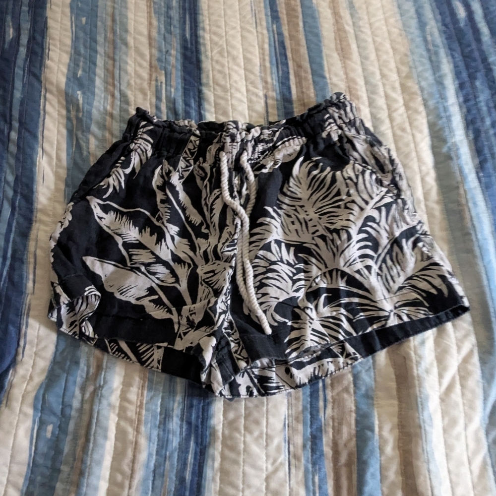 H&M Blue and White Leaf Print Women's Shorts - Picture 2 of 4